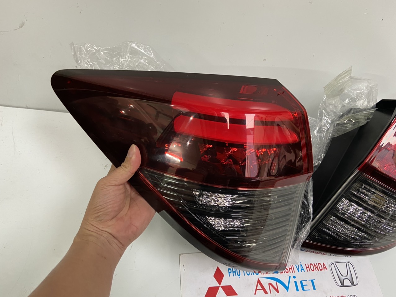 Đèn hậu bên lái xe Honda HRV 